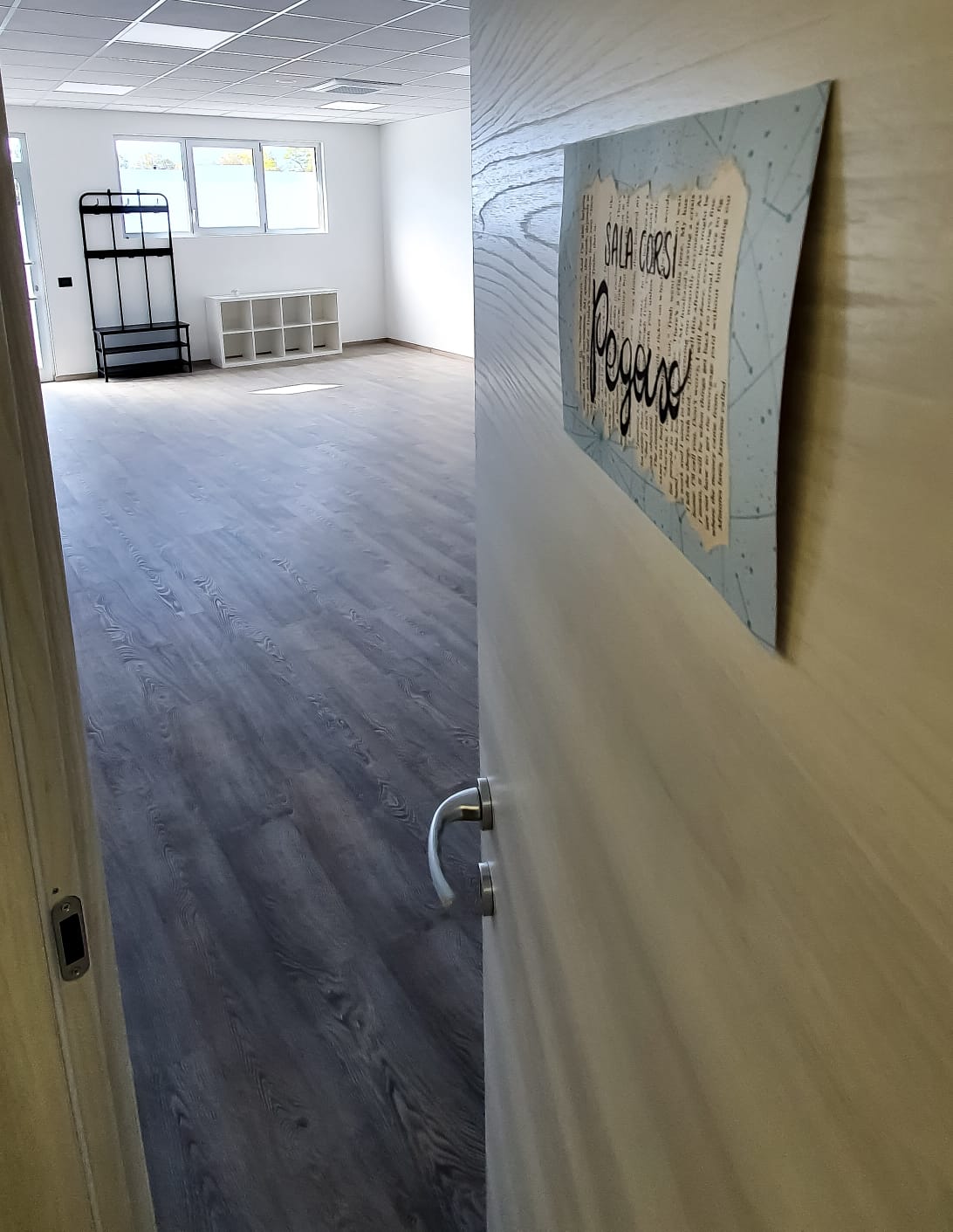 Foto di una delle sale corsi, la sala Pegaso. All'interno la sala è molto spaziosa e si trovano una scarpiera e un mobile per riporre attrezzi terapeutici.